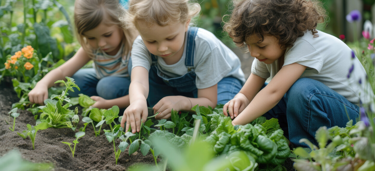 Kinder spielen im Gemüsegarten