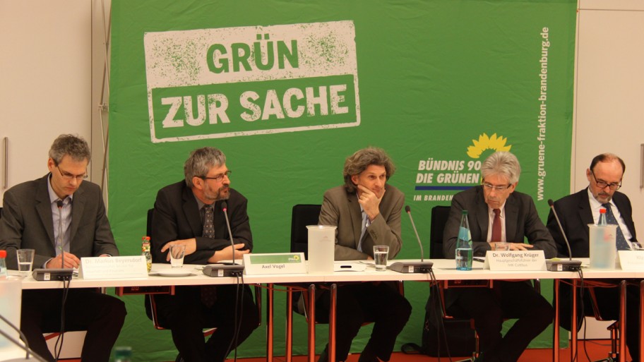 Auf dem Podium: Dr. Markus Beyersdorf, Axel Vogel, Thomas von Gizycki, Dr. Wolfgang Krüger und Klaus Aha (v.l.n.r.) © Fraktion