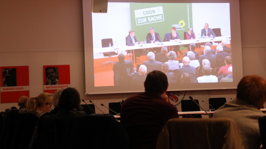 Aufgrund des großen Interesses wurde das Symposium in einen weiteren Raum live übertragen. © Fraktion