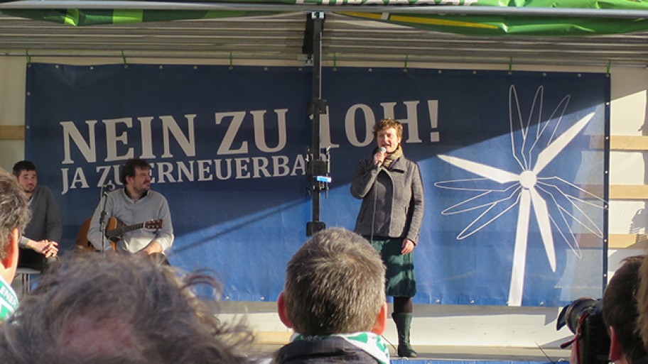Heide Schinowsky spricht auf der Demo für Erneuerbare Energie vor dem Landtag am 18. März 2015 © Dietrich v. Tengg-Kobligk / Fraktion