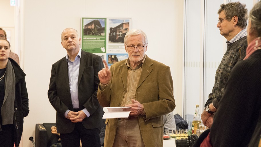 Günter Thiele (Dorfbewegung – Netzwerk lebendige Dörfer) spricht bei der Ausstellungseröffnung "Mehr als Bahnhof verstehen", Foto: Laura Englert/Fraktion