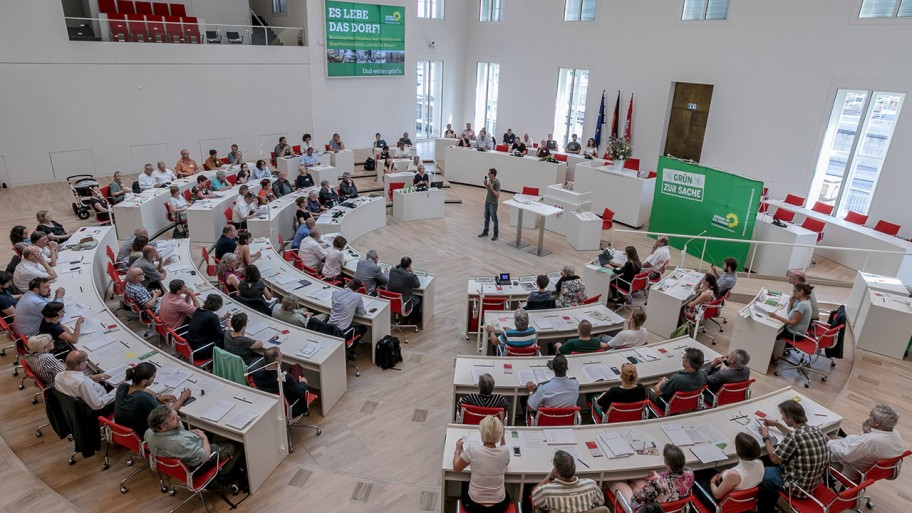 Bild des gefüllten Plenarsaals zum Abschlussempfang der Enquete Ländliche Räume © ideengruen.de/Markus Pichlmaier