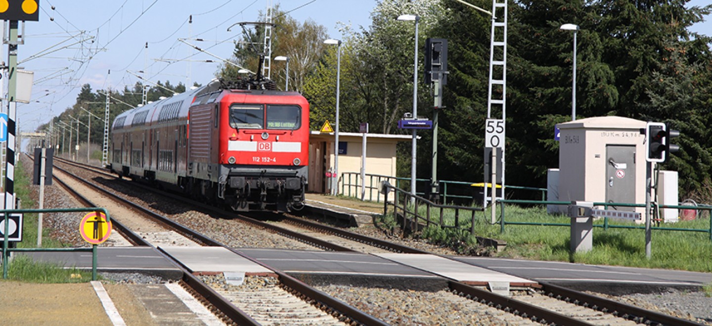 Bahnübergang mit Bahnsteig und Regionalbahn in Bahnsdorf, Foto: Michael Jungclaus, MdL