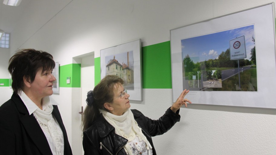 H. Wodtke und P. Franz im grünen Ausstellungsflur