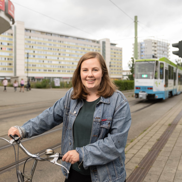 Porträt von Ricarda Budke in Cottbus vor Straßenbahn