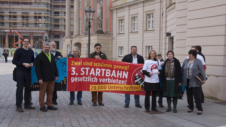 Demo vor dem Landtag gegen eine dritte Startbahn am BER am 14.1.2015 © Seema Mehta/Fraktion