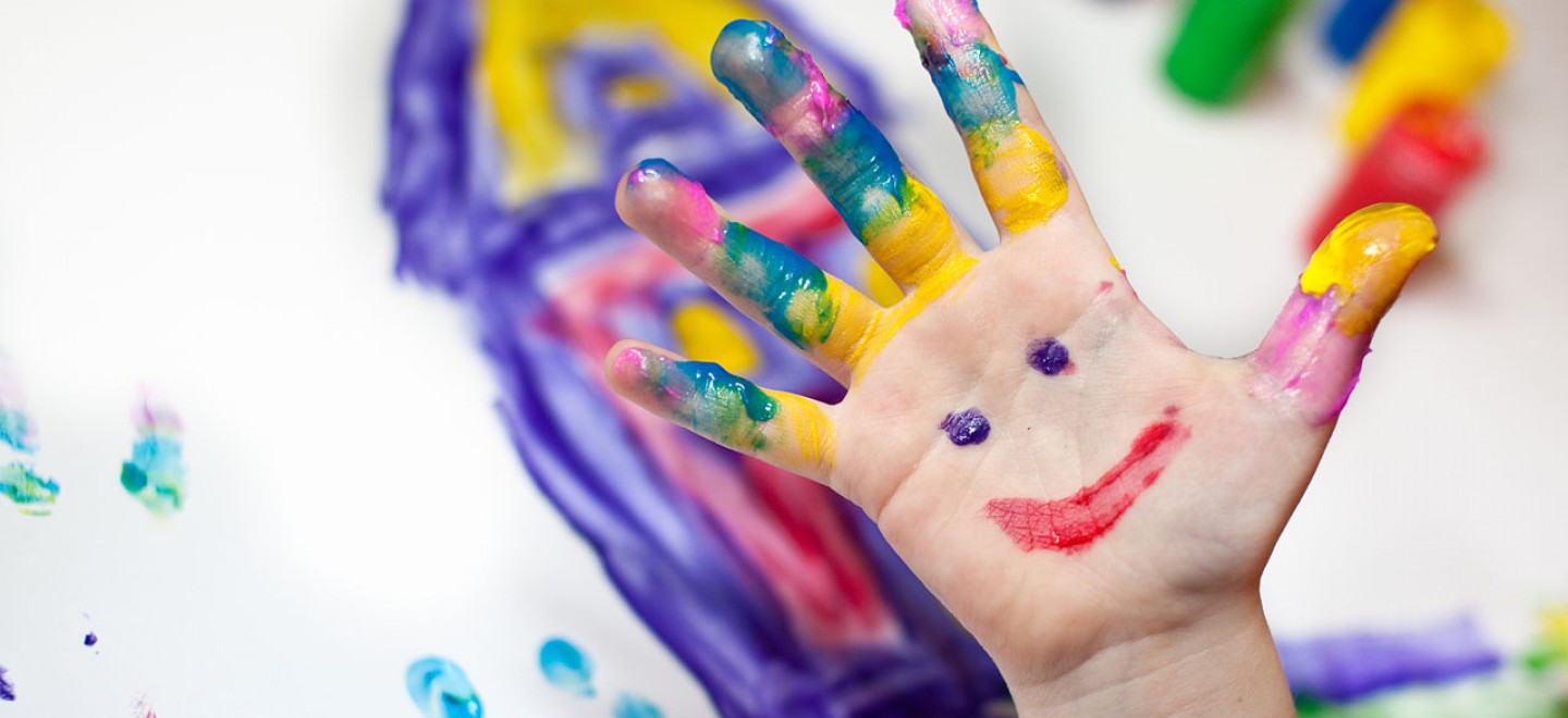 Mit Fingerfarben bemalte Kinderhand © nailiaschwarz / photocase.com