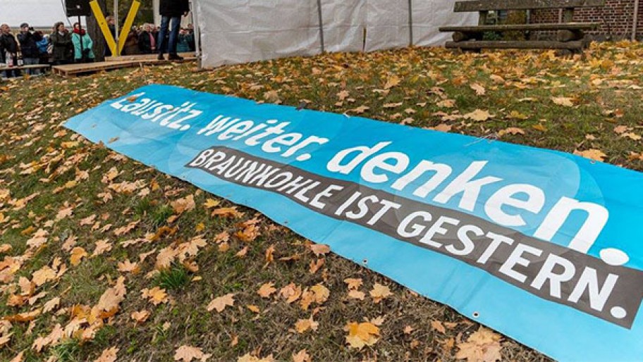Transparent "Lausitz weiter denken" auf Dorffest Atterwasch © Markus Pichlmaier