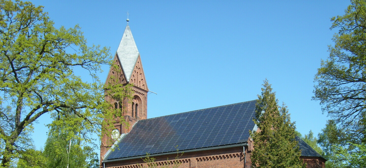 Bild einer Kirche mit Solaranlage auf dem Dach
