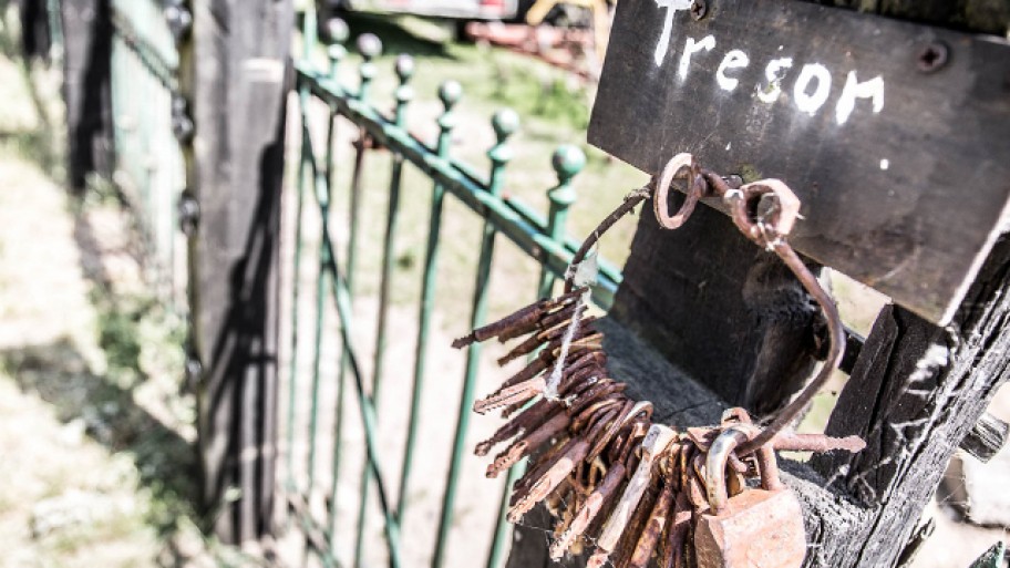 Verrostetes Schlüsselbund vor einem Schild auf dem Tresor steht Großleuthen © ideengruen.de/Markus Pichlmaier
