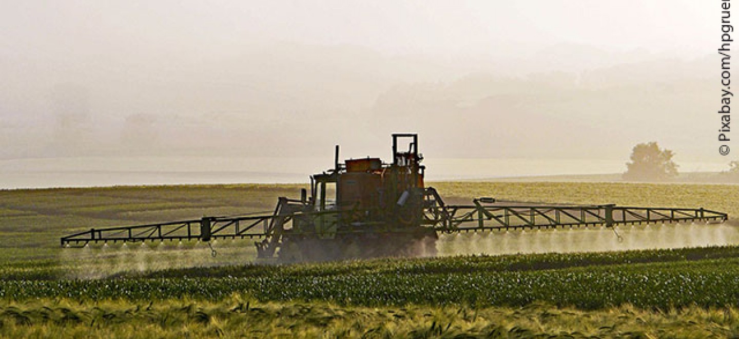 Pestizide spühen auf dem Acker © pixabay.com/hpgruesen