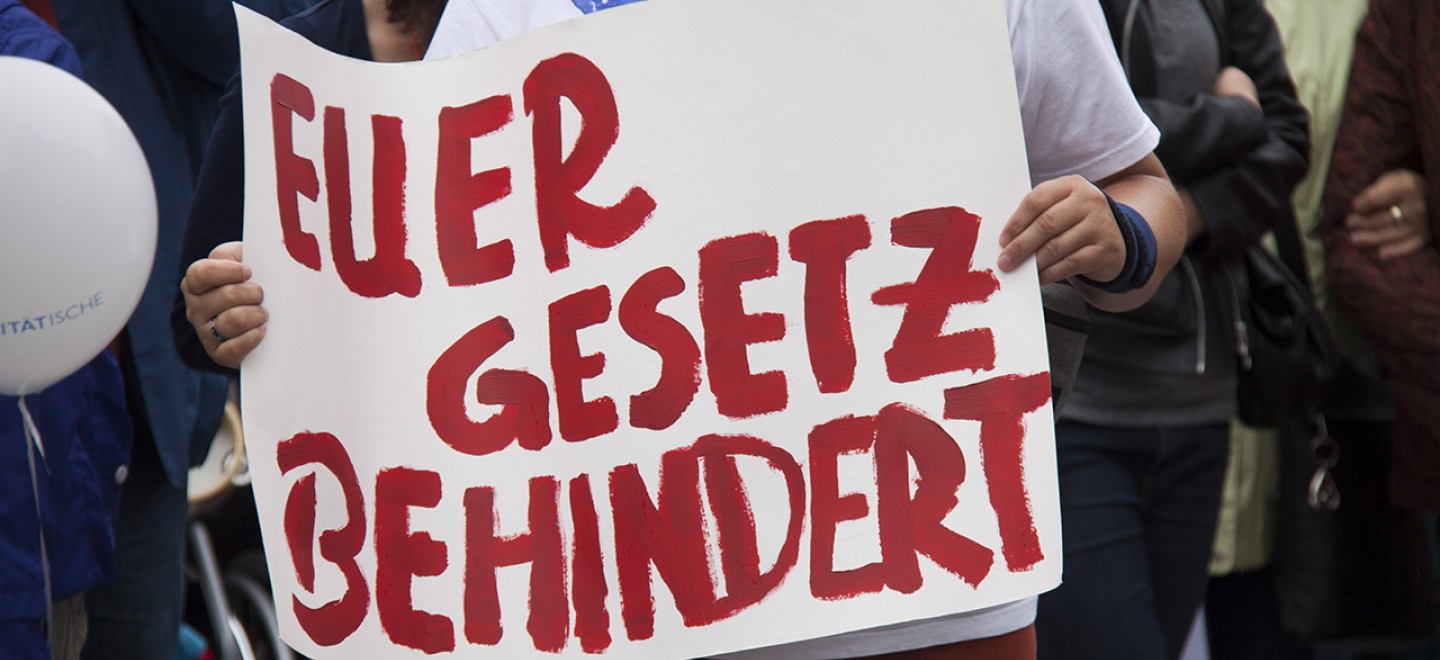 Plakat "Euer Gesetz behindert" auf der Demo vor dem Landtag gegen das Bundesteilhabegesetz am 14.7.2016 © Seema Mehta/Fraktion