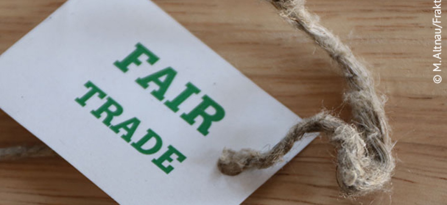 Symbolbild "Fair Trade" steht auf einem Schild © M. Altnau/Fraktion