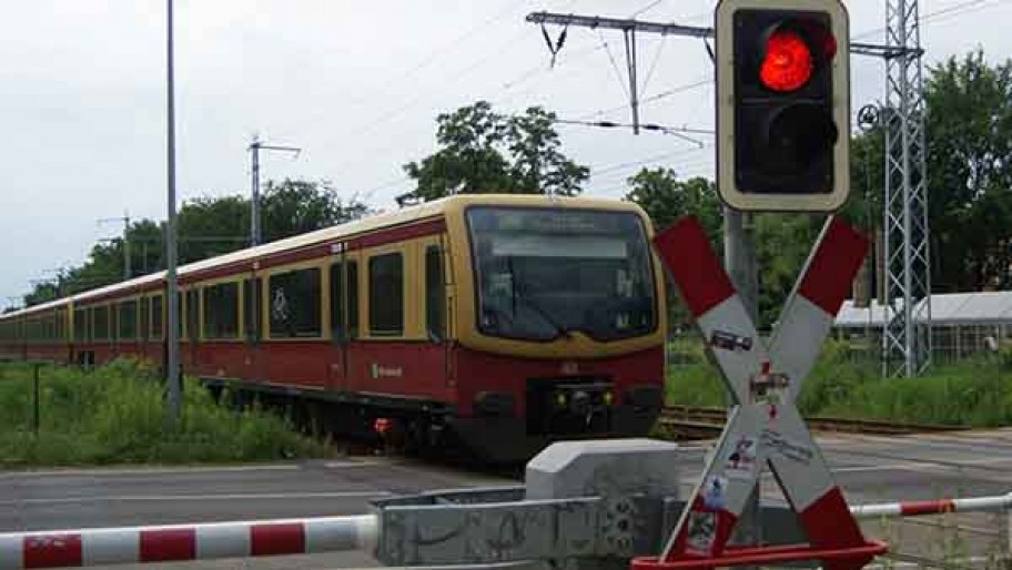 S-Bahn wartet an rotem Signal © flickr.com kaffeeeinstein CC BY-SA 2.0