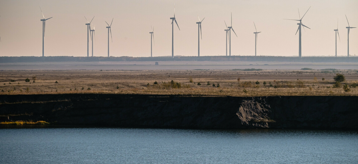 Der Ostsee mit Windrädern im Hintergrund