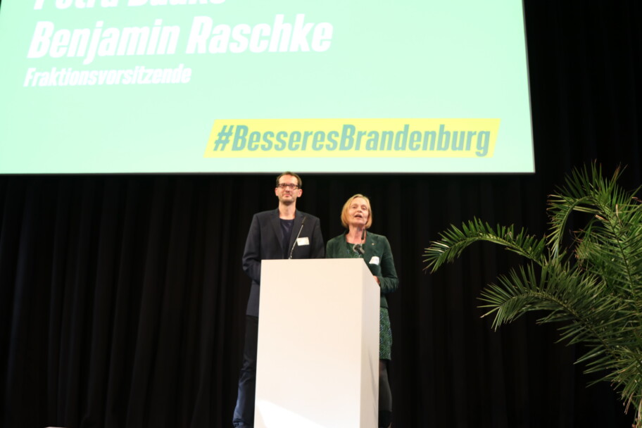 Benjamin Raschke und Petra Budke am Redner:innenpult